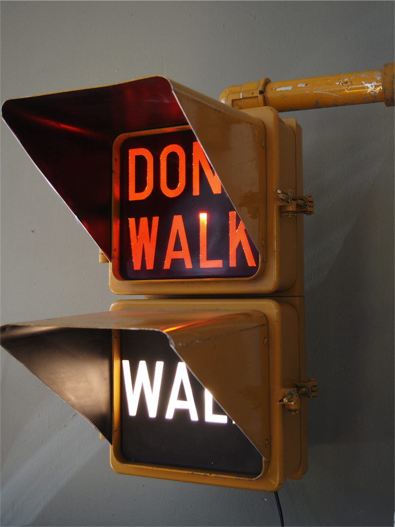 New York feu dont walk americain vintage USA jaune d'origine avec fixations murale – Image 3