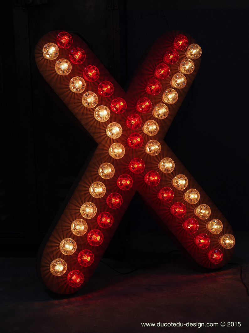 enorme lettre X d'ancienne enseigne lumineuse façon fete foraine – Image 12