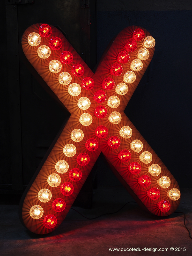 enorme lettre X d'ancienne enseigne lumineuse façon fete foraine – Image 2