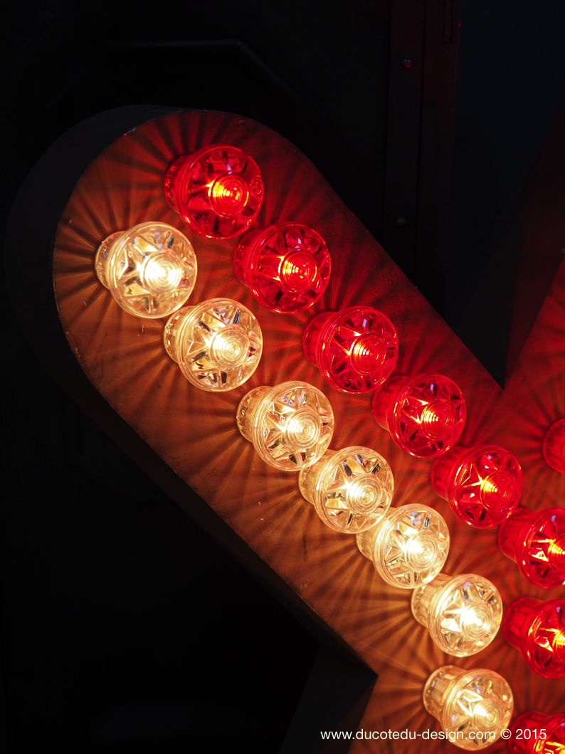 enorme lettre X d'ancienne enseigne lumineuse façon fete foraine – Image 5