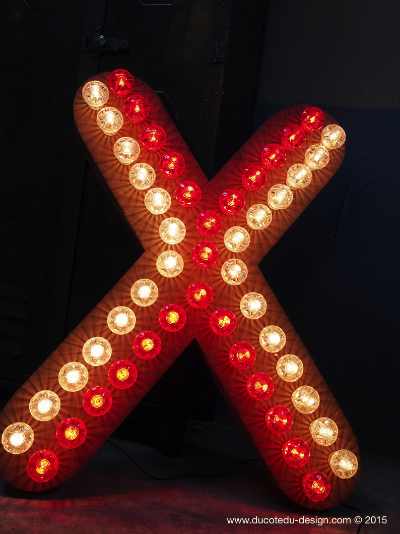 enorme lettre X d'ancienne enseigne lumineuse façon fete foraine – Image 9