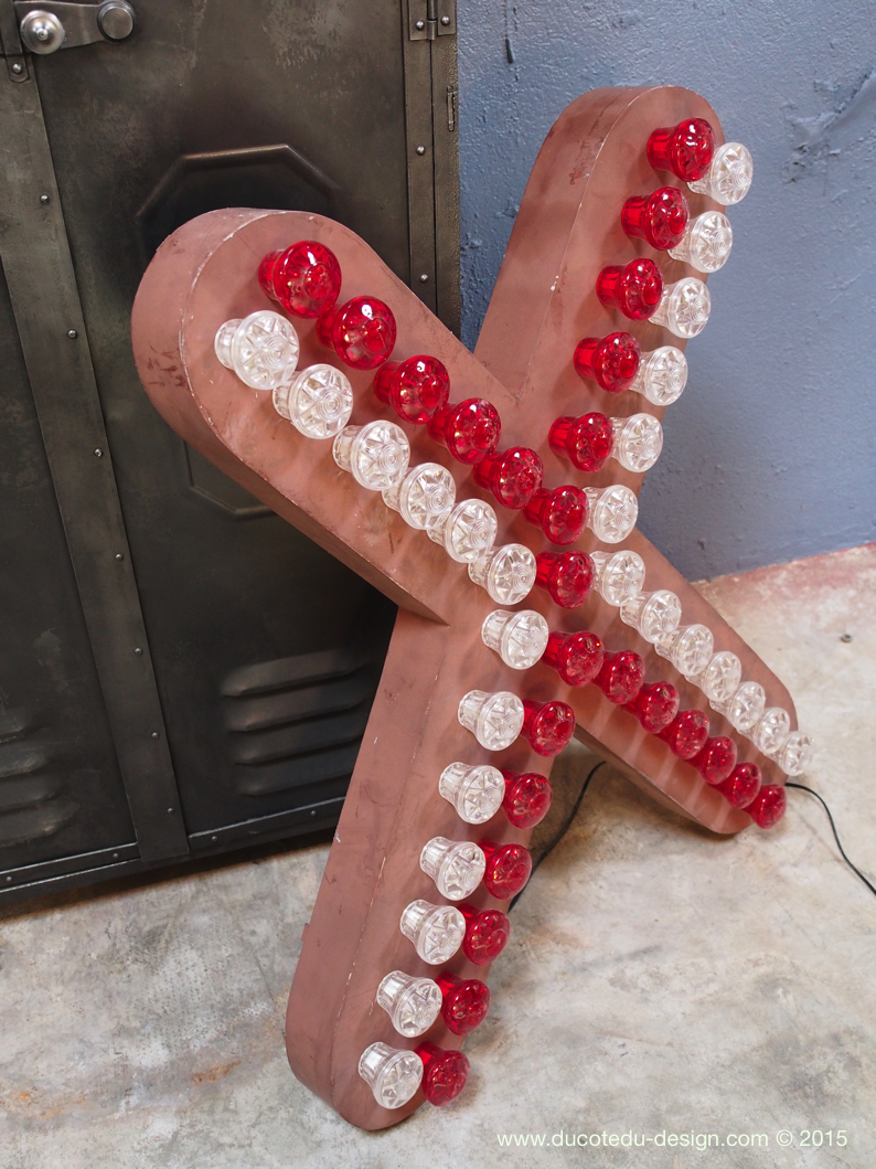 enorme lettre X d'ancienne enseigne lumineuse façon fete foraine – Image 10