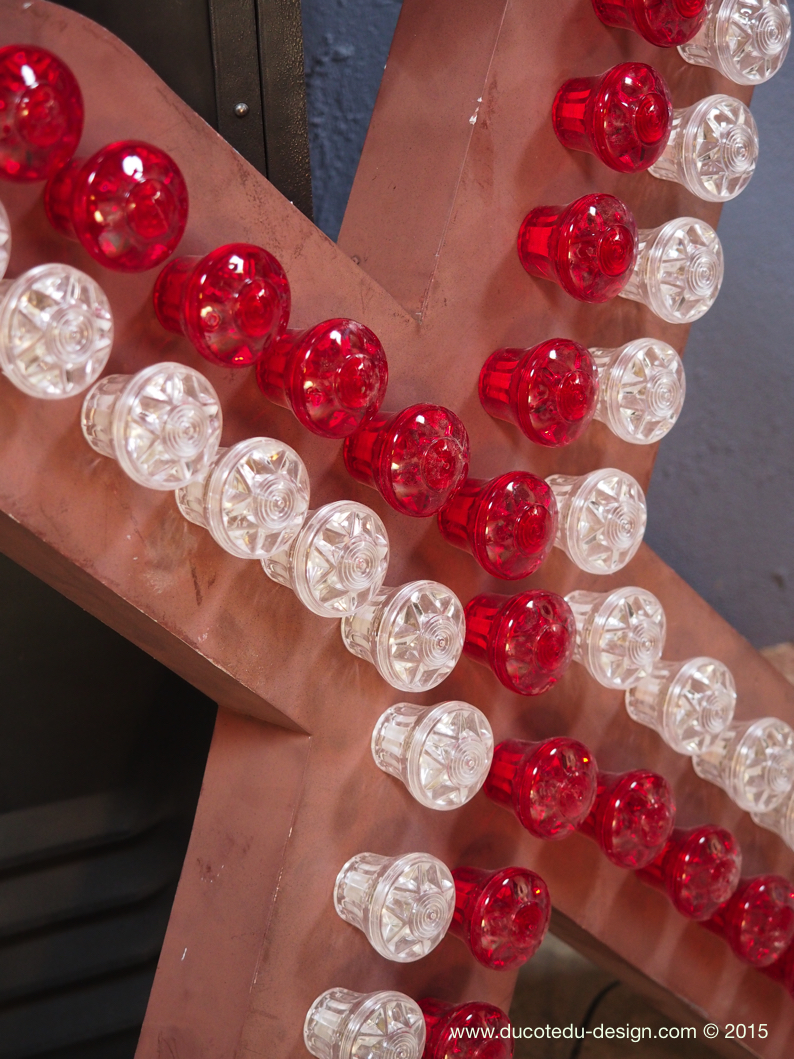 enorme lettre X d'ancienne enseigne lumineuse façon fete foraine – Image 11