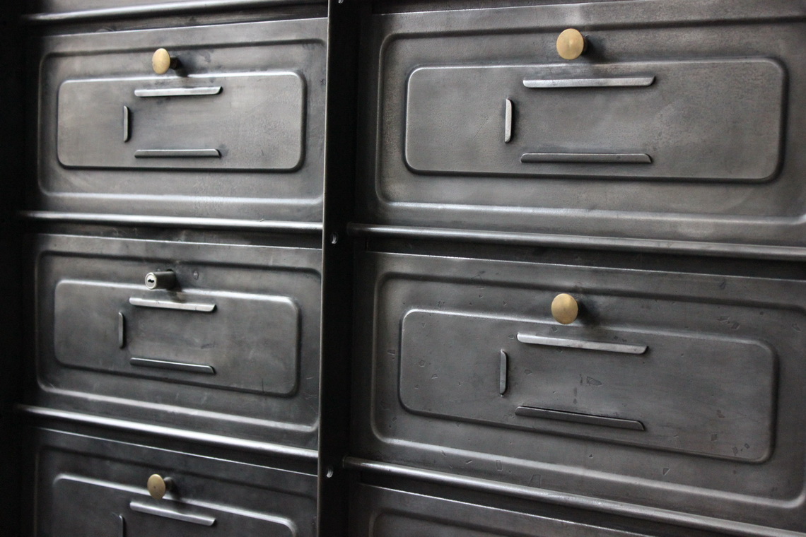 ancien grand meuble 20 casiers industriel a clapet tole emboutie 1930 – Image 4