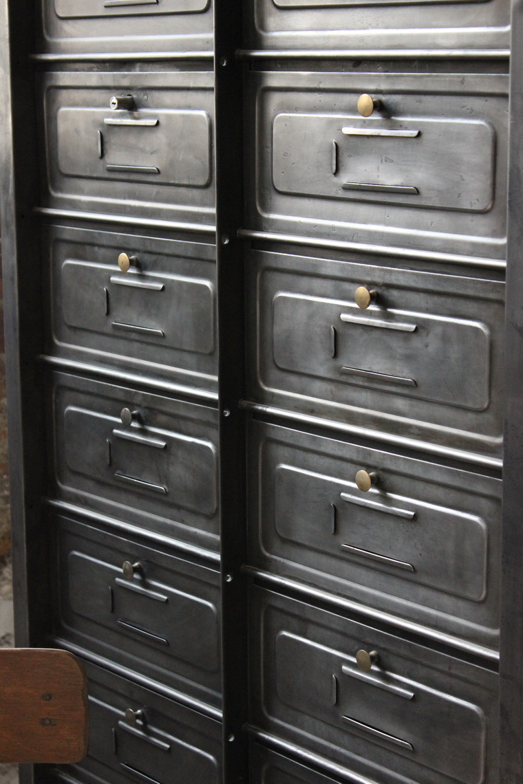 ancien grand meuble 20 casiers industriel a clapet tole emboutie 1930 – Image 7