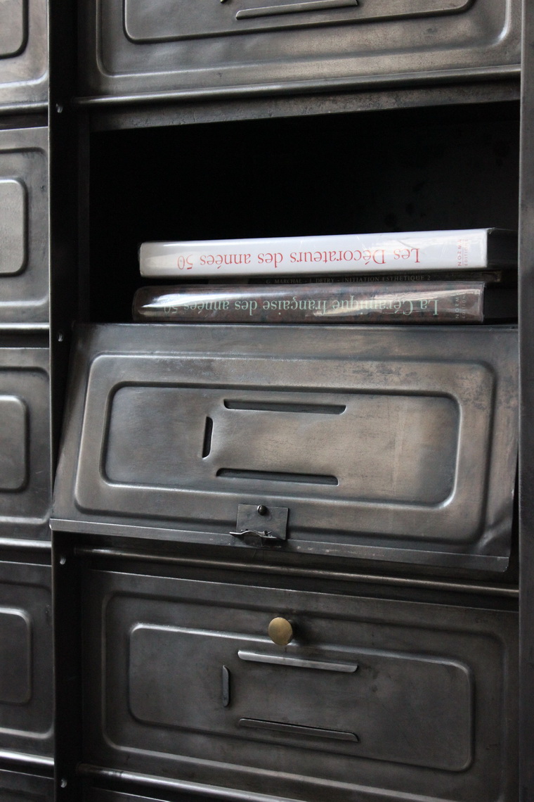 ancien grand meuble 20 casiers industriel a clapet tole emboutie 1930 – Image 8