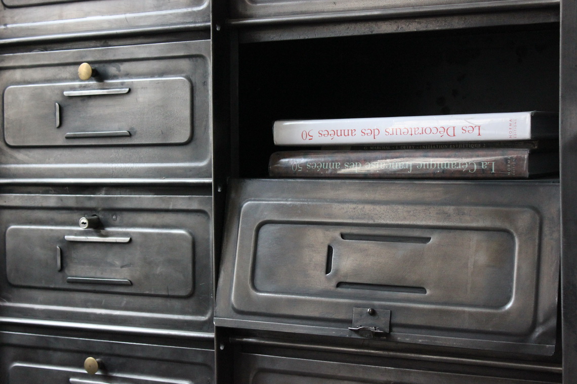 ancien grand meuble 20 casiers industriel a clapet tole emboutie 1930 – Image 9