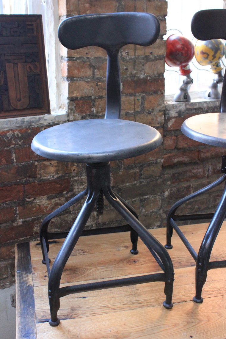 ancienne Chaise basse d atelier industrielle nicolle "" dit queu de baleine "" – Image 16