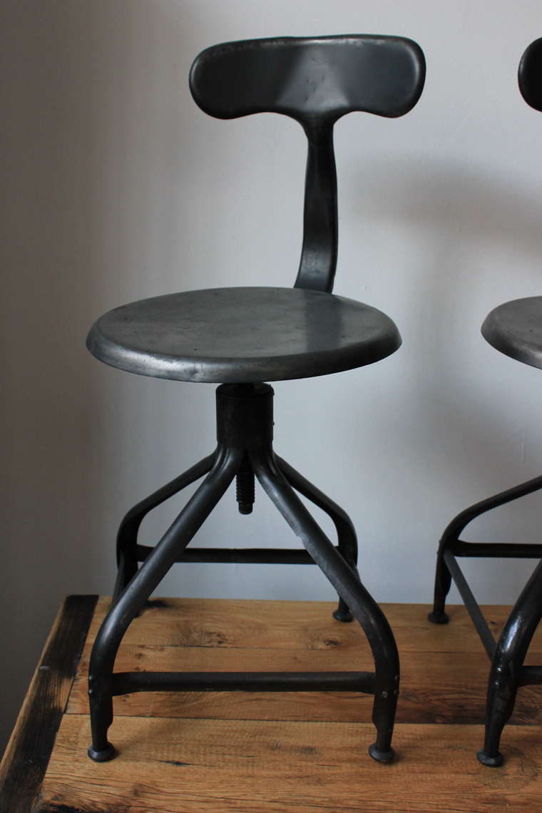 ancienne Chaise basse d atelier industrielle nicolle "" dit queu de baleine "" – Image 3