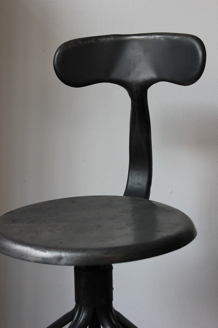 ancienne Chaise basse d atelier industrielle nicolle "" dit queu de baleine "" – Image 7