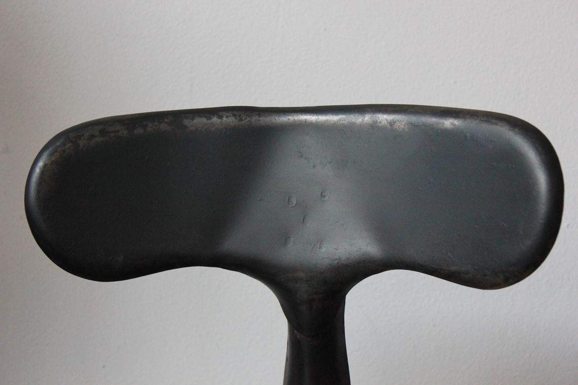 ancienne Chaise basse d atelier industrielle nicolle "" dit queu de baleine "" – Image 8