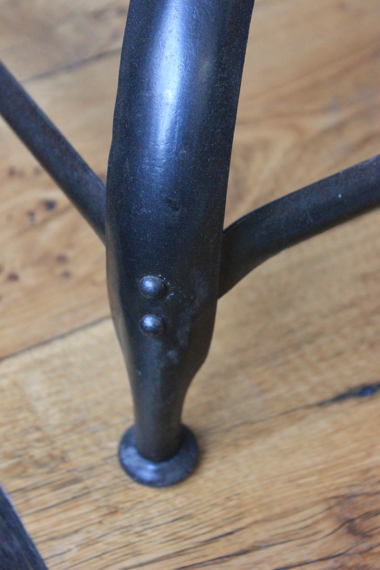 ancienne Chaise basse d atelier industrielle nicolle "" dit queu de baleine "" – Image 9