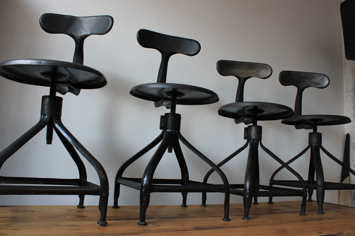 ancienne Chaise basse d atelier industrielle nicolle "" dit queu de baleine "" – Image 12