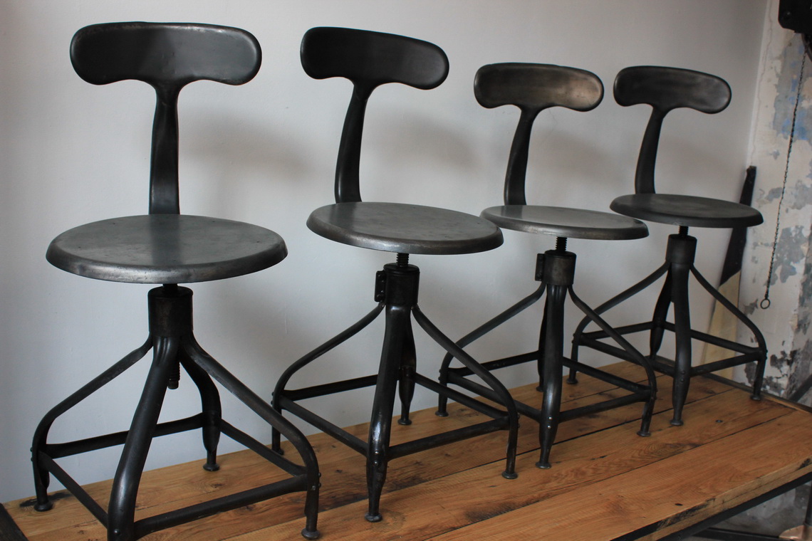 ancienne Chaise basse d atelier industrielle nicolle "" dit queu de baleine "" – Image 2
