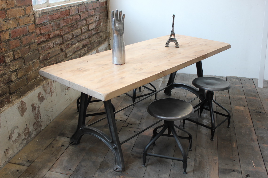 ancienne Table ou bureau industriel pied fonte plateau orme massif – Image 2