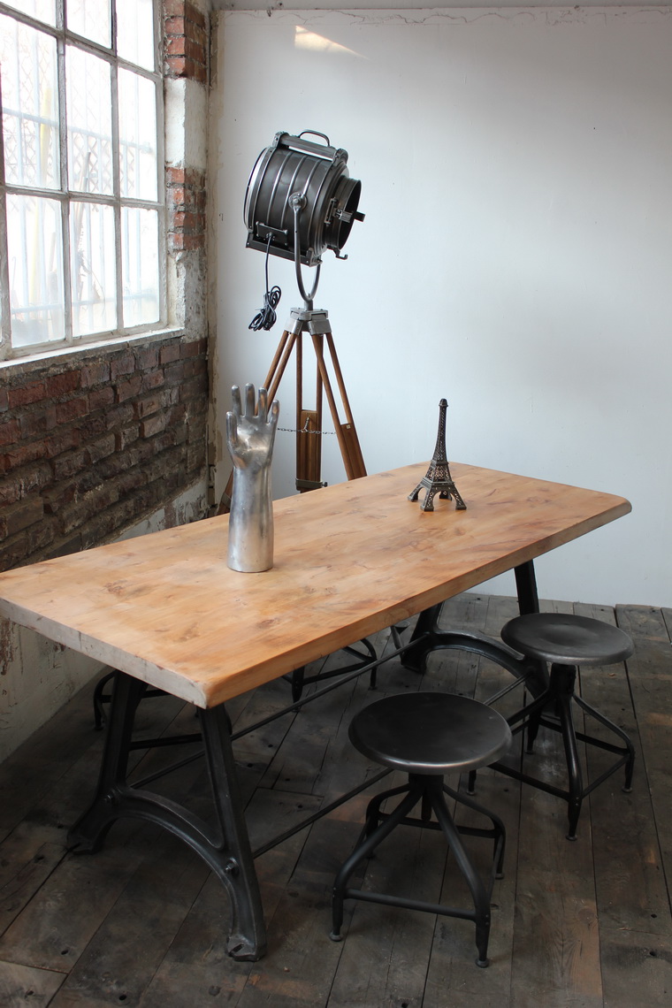 ancienne Table ou bureau industriel pied fonte plateau orme massif – Image 3