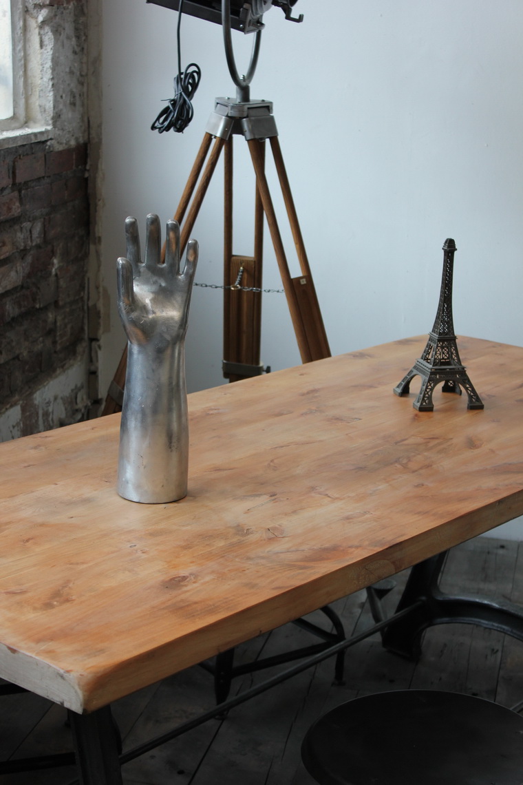 ancienne Table ou bureau industriel pied fonte plateau orme massif – Image 4