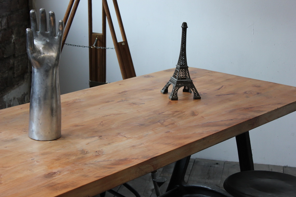 ancienne Table ou bureau industriel pied fonte plateau orme massif – Image 5