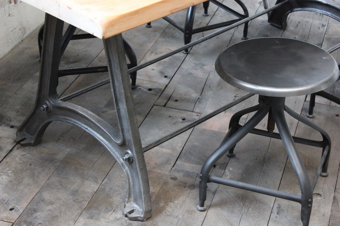 ancienne Table ou bureau industriel pied fonte plateau orme massif – Image 6