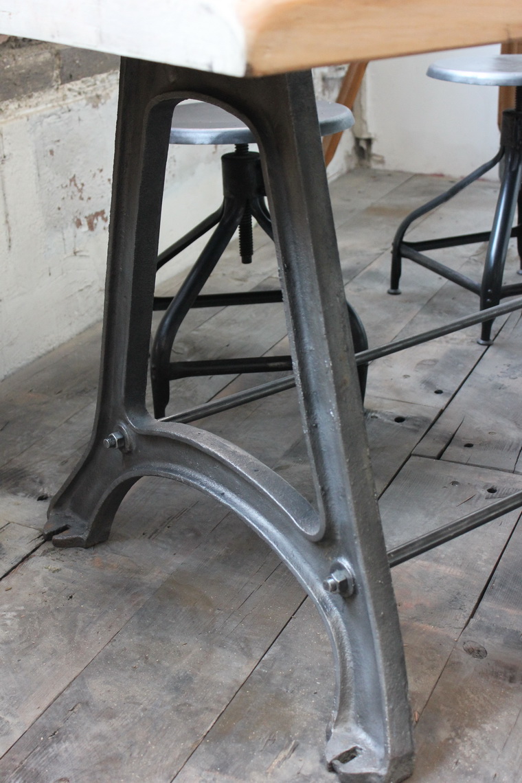 ancienne Table ou bureau industriel pied fonte plateau orme massif – Image 7