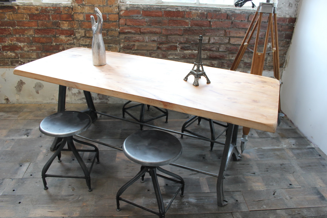 ancienne Table ou bureau industriel pied fonte plateau orme massif – Image 9