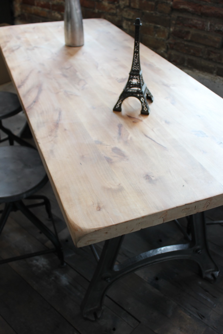 ancienne Table ou bureau industriel pied fonte plateau orme massif – Image 10