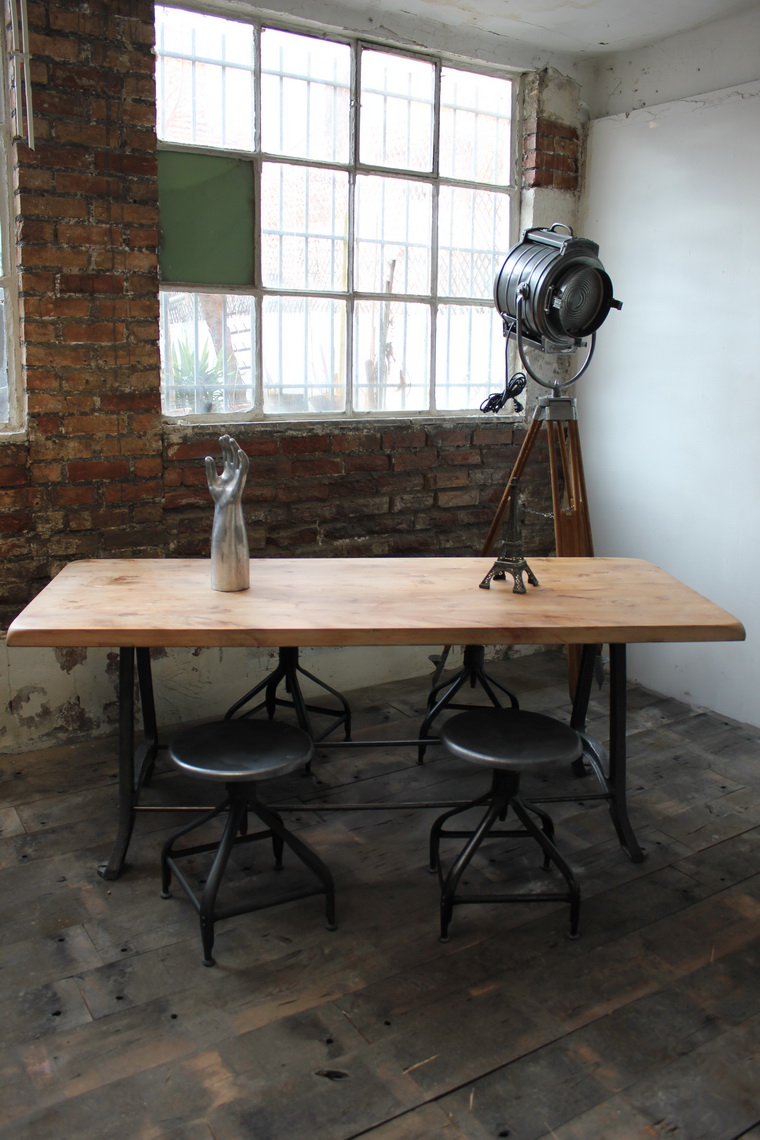 ancienne Table ou bureau industriel pied fonte plateau orme massif – Image 11