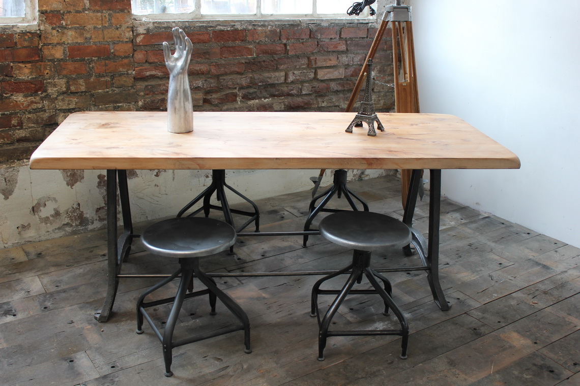 ancienne Table ou bureau industriel pied fonte plateau orme massif – Image 12