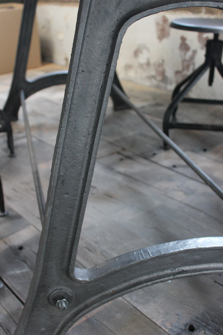 ancienne Table ou bureau industriel pied fonte plateau orme massif – Image 13