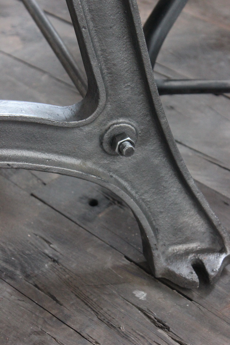 ancienne Table ou bureau industriel pied fonte plateau orme massif – Image 14