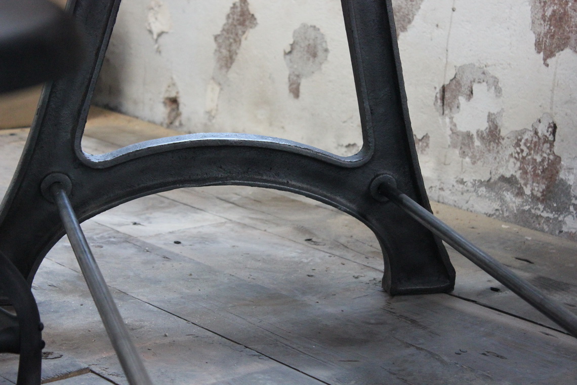 ancienne Table ou bureau industriel pied fonte plateau orme massif – Image 15