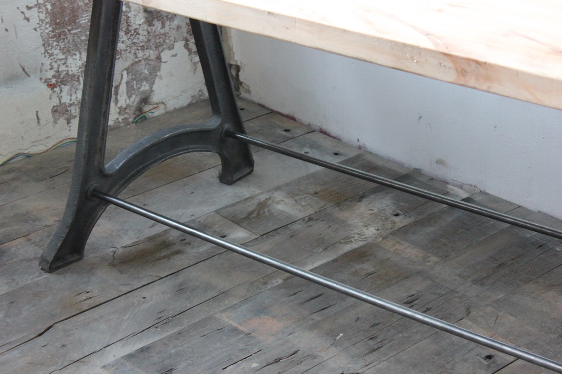 ancienne Table ou bureau industriel pied fonte plateau orme massif – Image 18