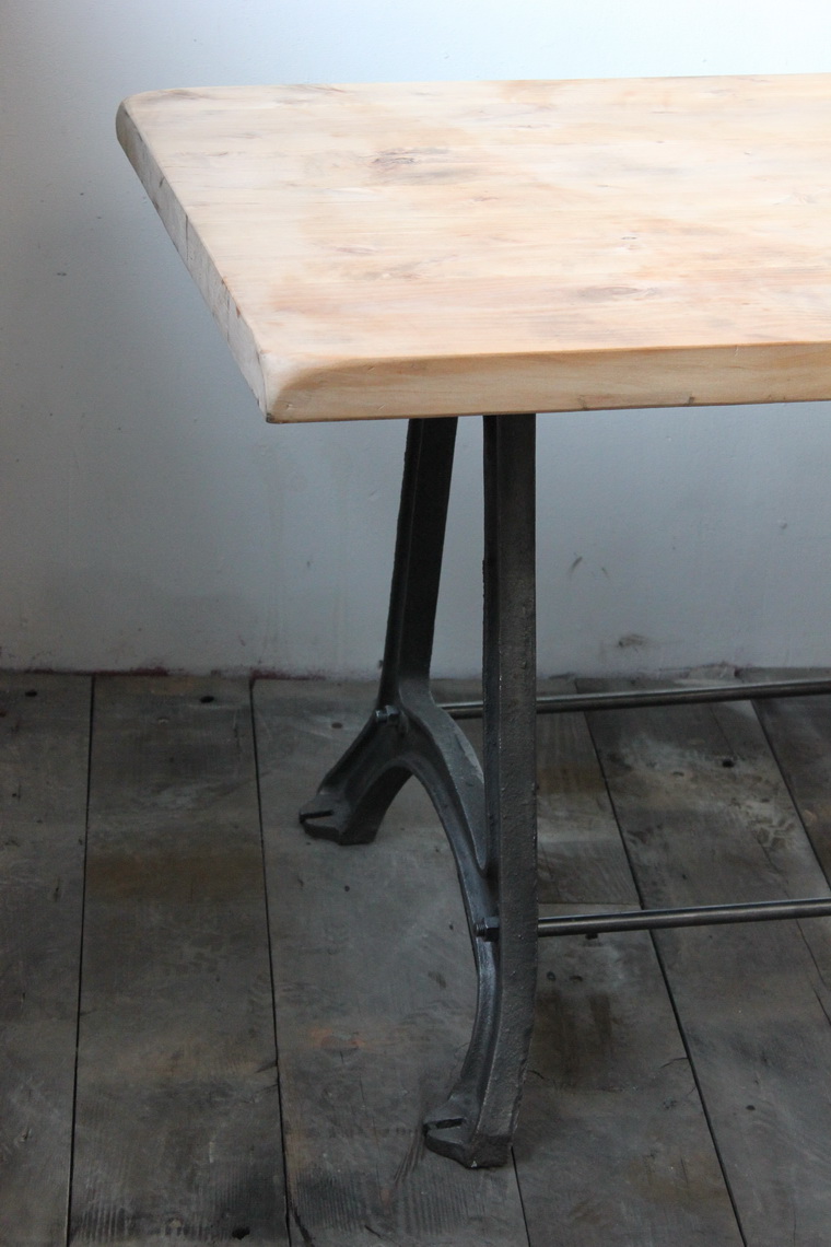 ancienne Table ou bureau industriel pied fonte plateau orme massif – Image 19