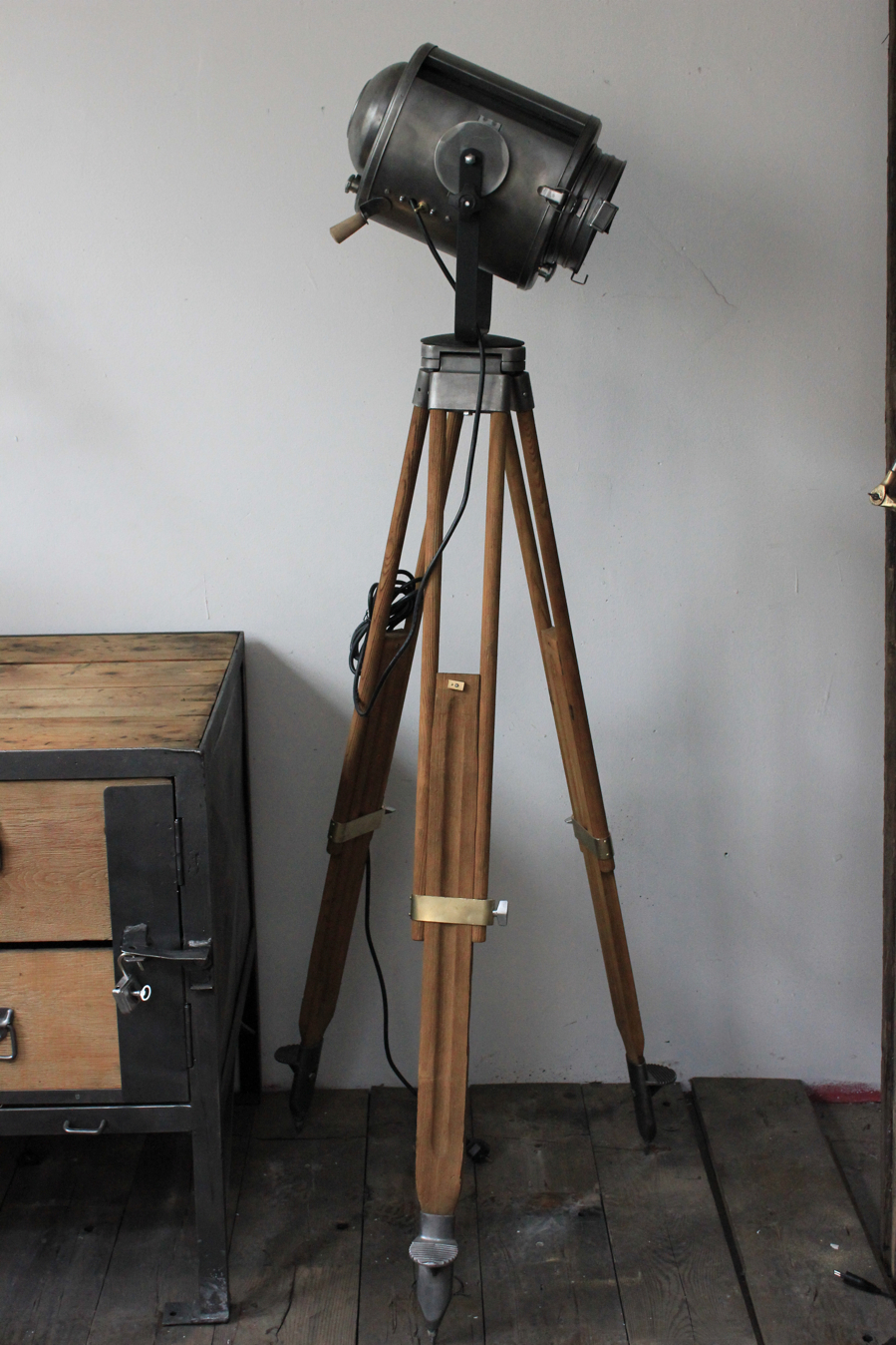 Projecteur de cinema Cremer Paris poli graphite trepied bois 6 – Image 3