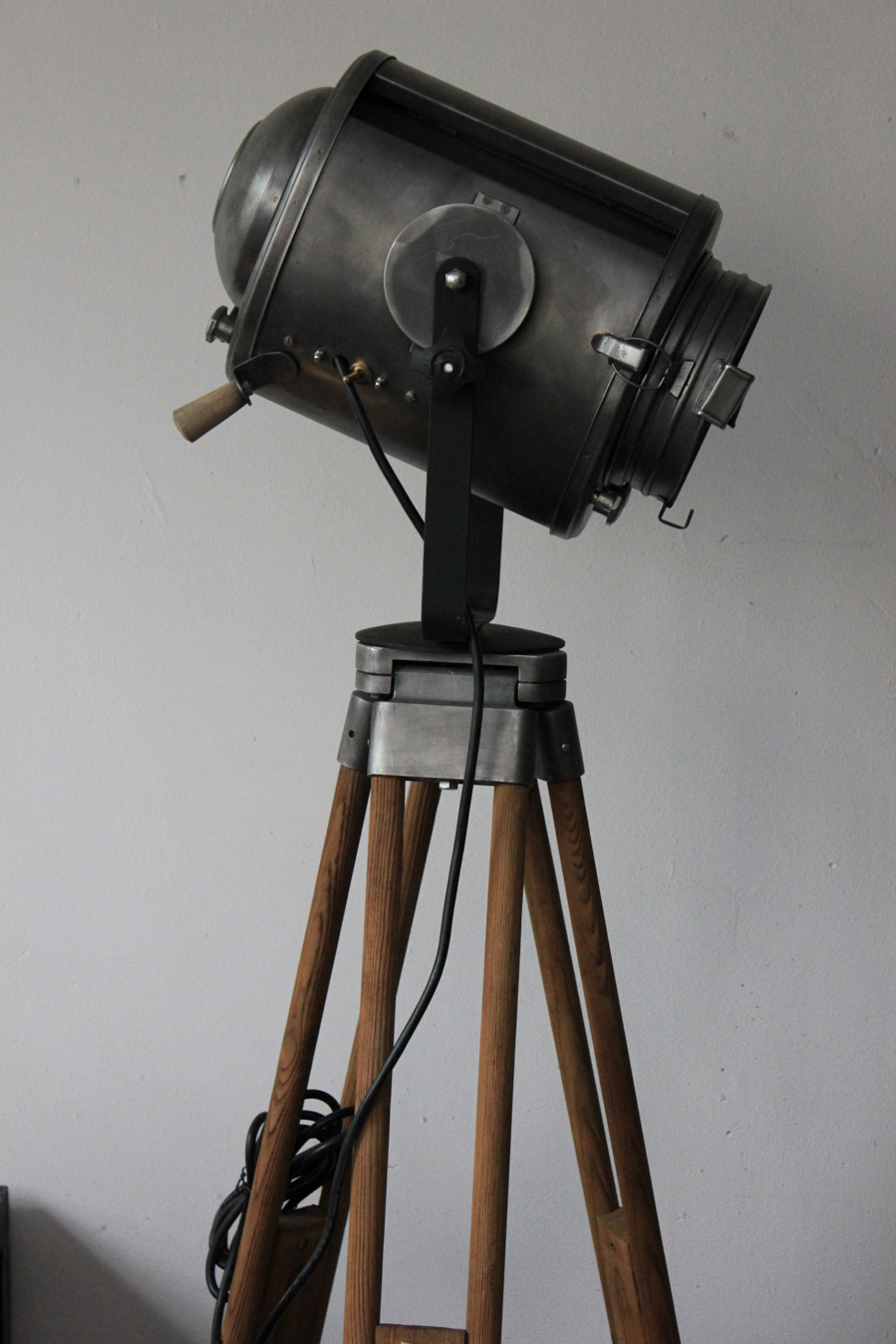 Projecteur de cinema Cremer Paris poli graphite trepied bois 6 – Image 2