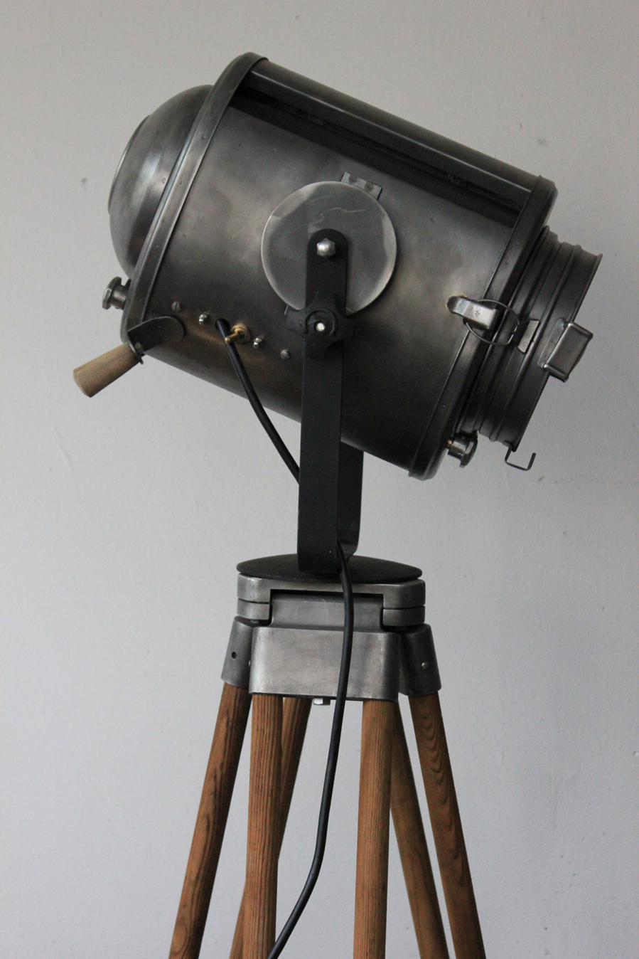 Projecteur de cinema Cremer Paris poli graphite trepied bois 6 – Image 19