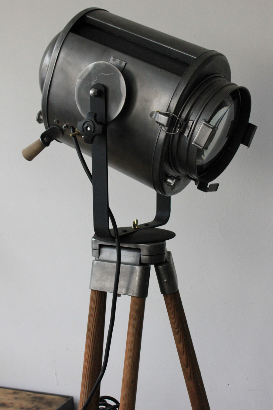 Projecteur de cinema Cremer Paris poli graphite trepied bois 6 – Image 7