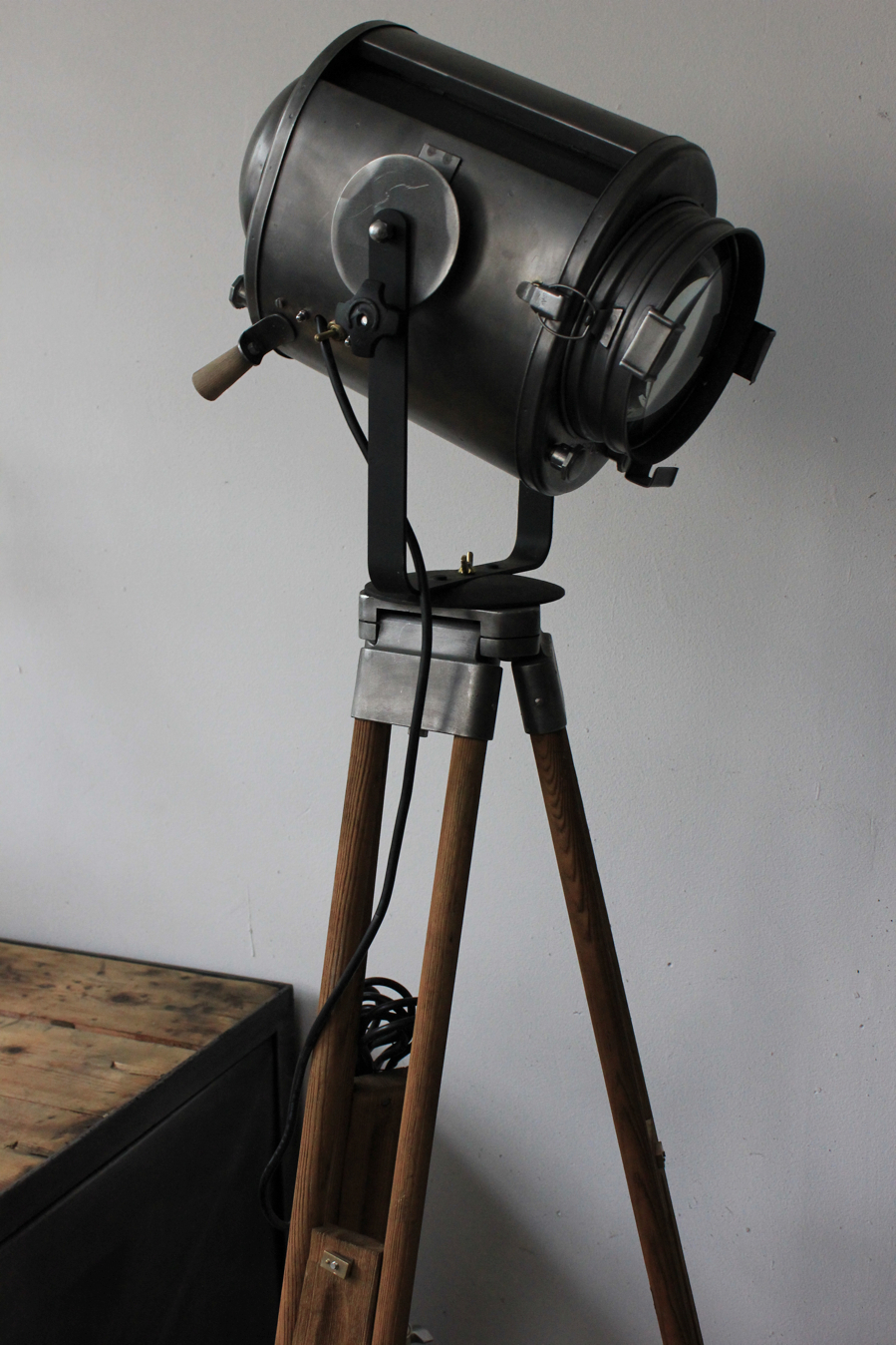 Projecteur de cinema Cremer Paris poli graphite trepied bois 6 – Image 16