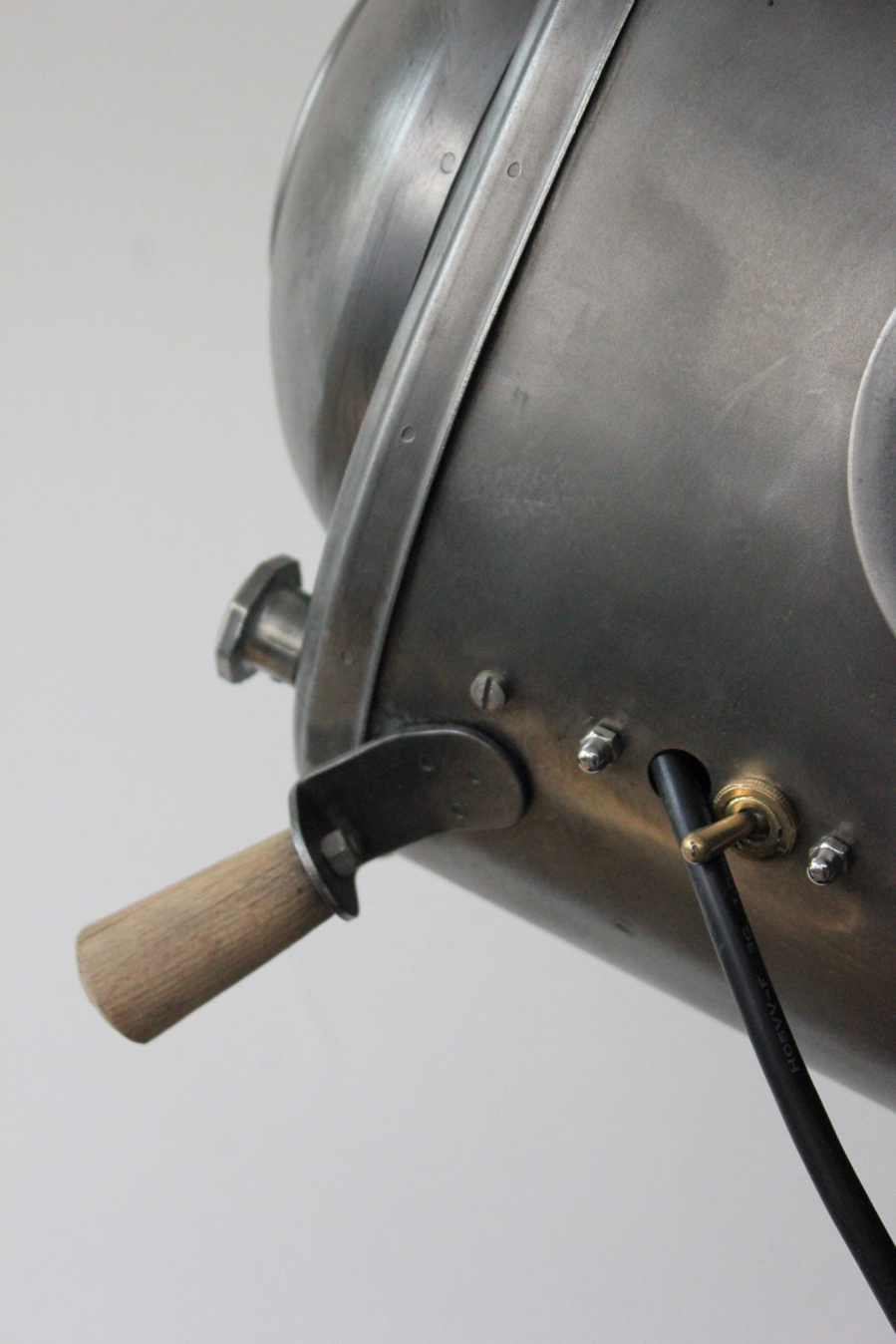 Projecteur de cinema Cremer Paris poli graphite trepied bois 6 – Image 4
