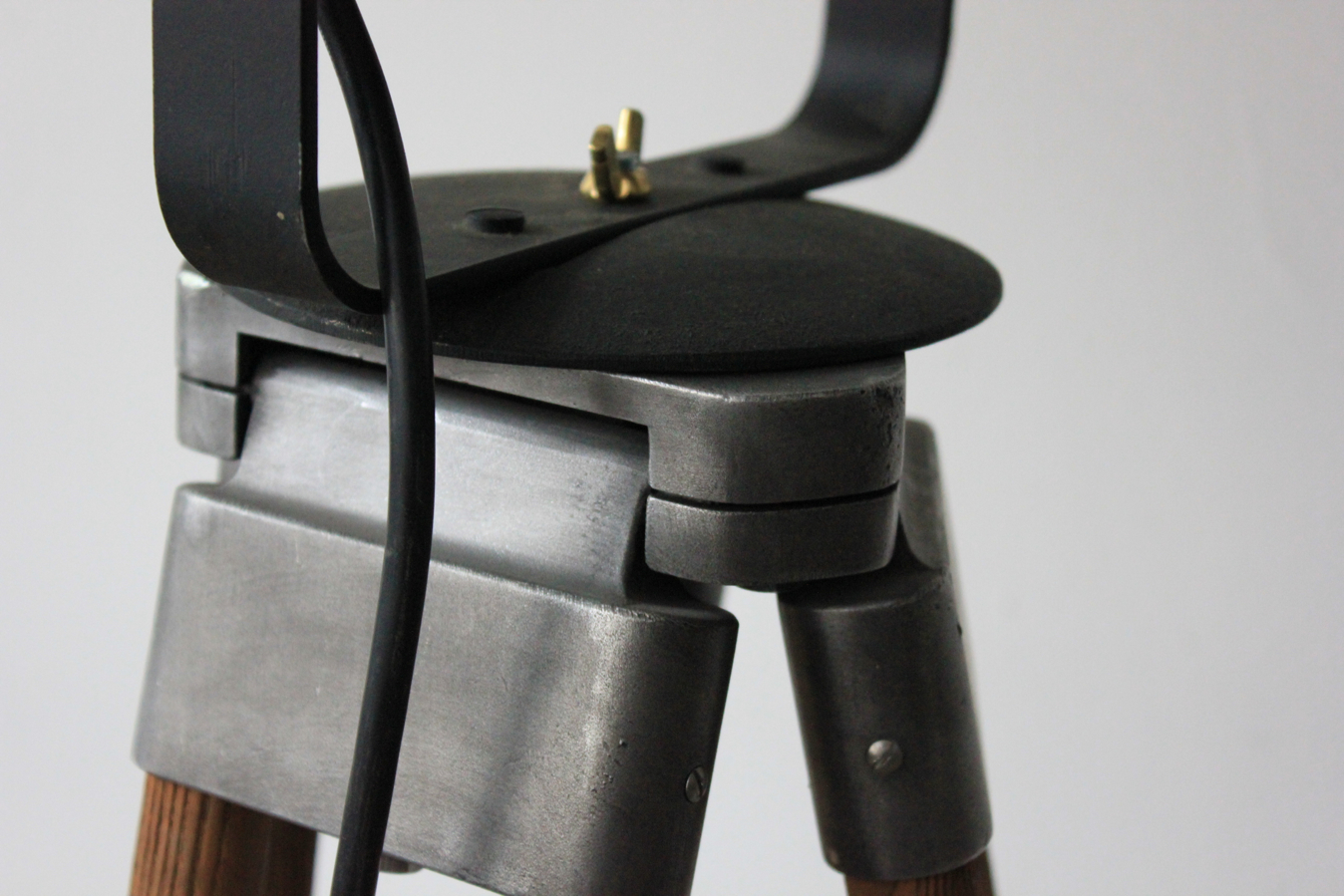 Projecteur de cinema Cremer Paris poli graphite trepied bois 6 – Image 6