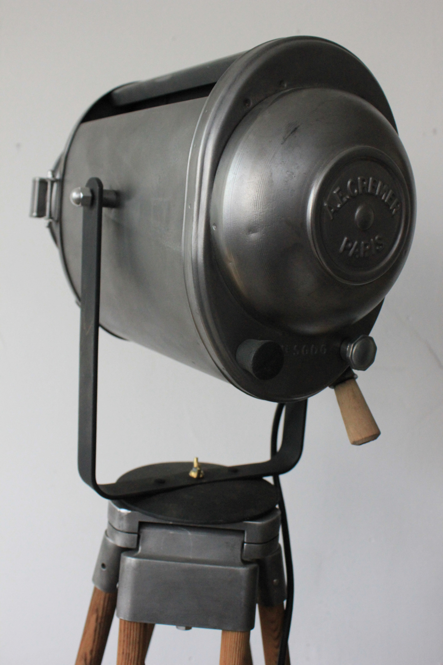 Projecteur de cinema Cremer Paris poli graphite trepied bois 6 – Image 9
