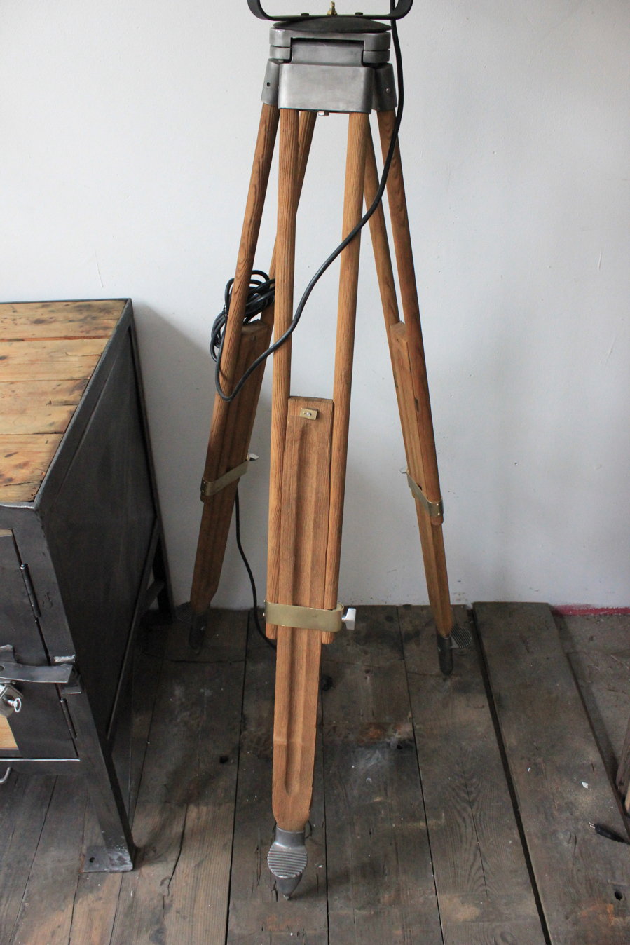 Projecteur de cinema Cremer Paris poli graphite trepied bois 6 – Image 10