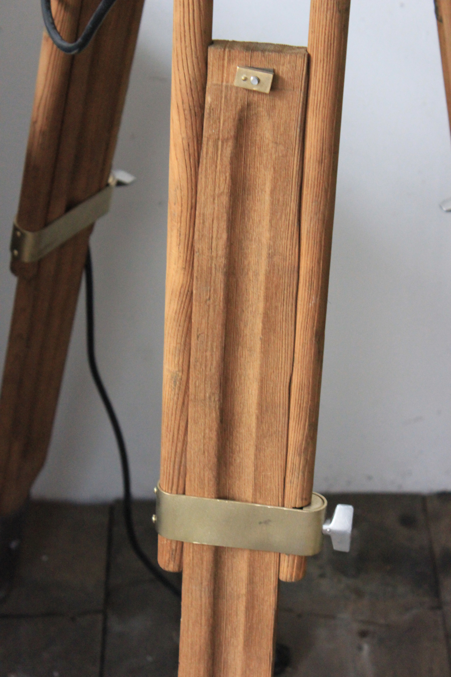 Projecteur de cinema Cremer Paris poli graphite trepied bois 6 – Image 11