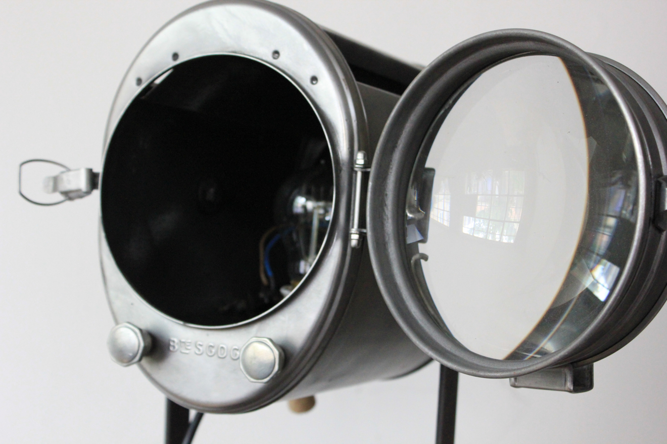 Projecteur de cinema Cremer Paris poli graphite trepied bois 6 – Image 13