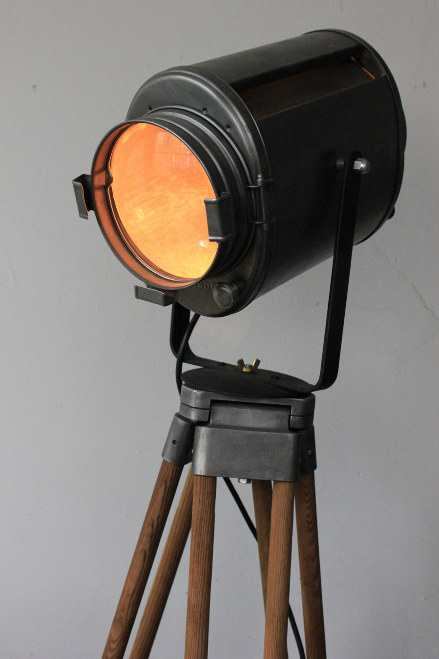 Projecteur de cinema Cremer Paris poli graphite trepied bois 6 – Image 14