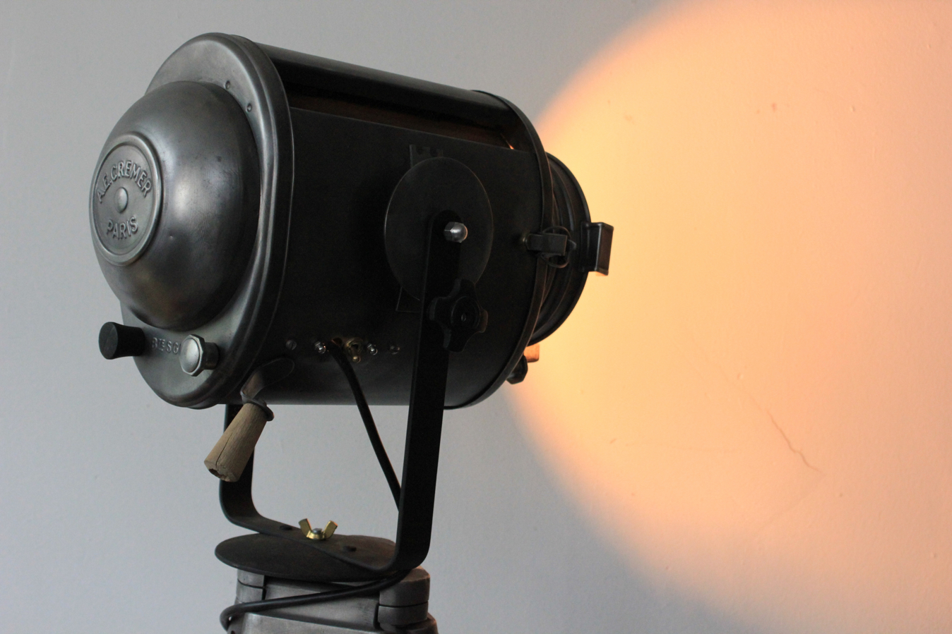 Projecteur de cinema Cremer Paris poli graphite trepied bois 6 – Image 15