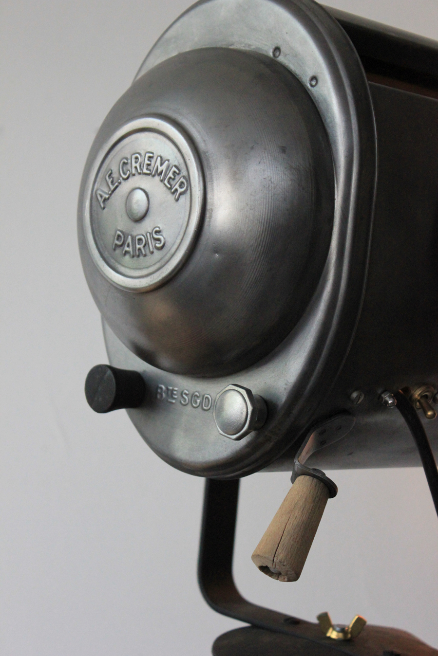 Projecteur de cinema Cremer Paris poli graphite trepied bois 6 – Image 17
