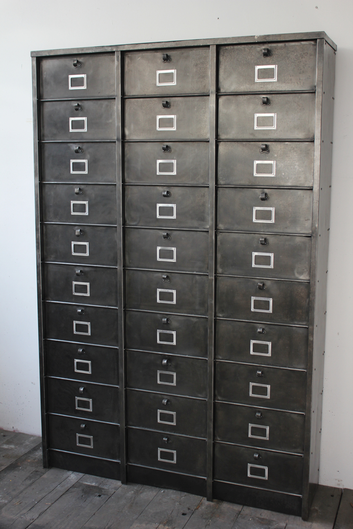 ancien grand meuble 30 casiers industriel a clapet strafor 1950 – Image 2