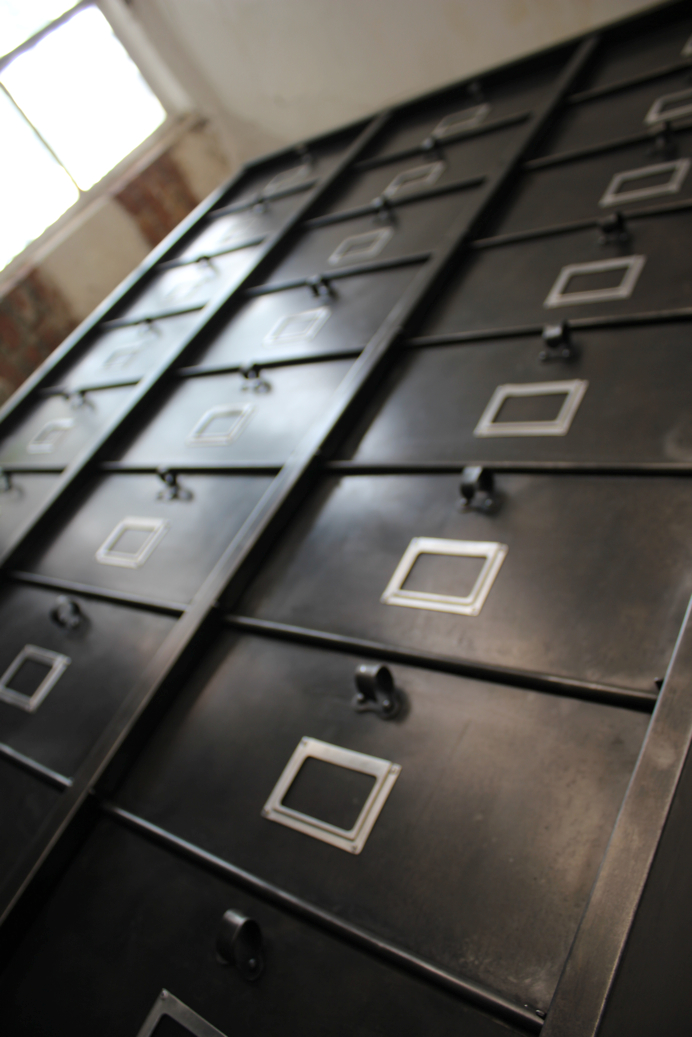 ancien grand meuble 30 casiers industriel a clapet strafor 1950 – Image 9
