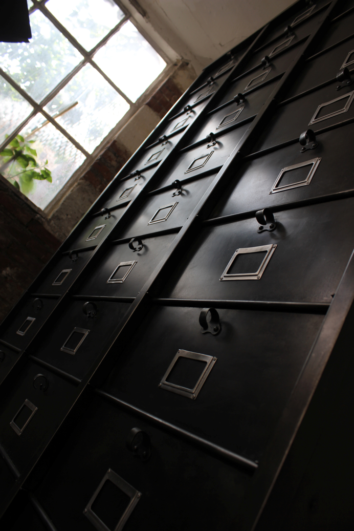 ancien grand meuble 30 casiers industriel a clapet strafor 1950 – Image 10